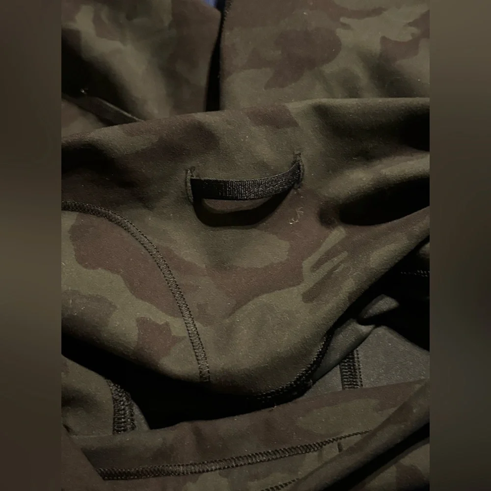 LULULEMON WUNDER TRAIN high rise shorts in camo print size 4 - Picture 4 of 4